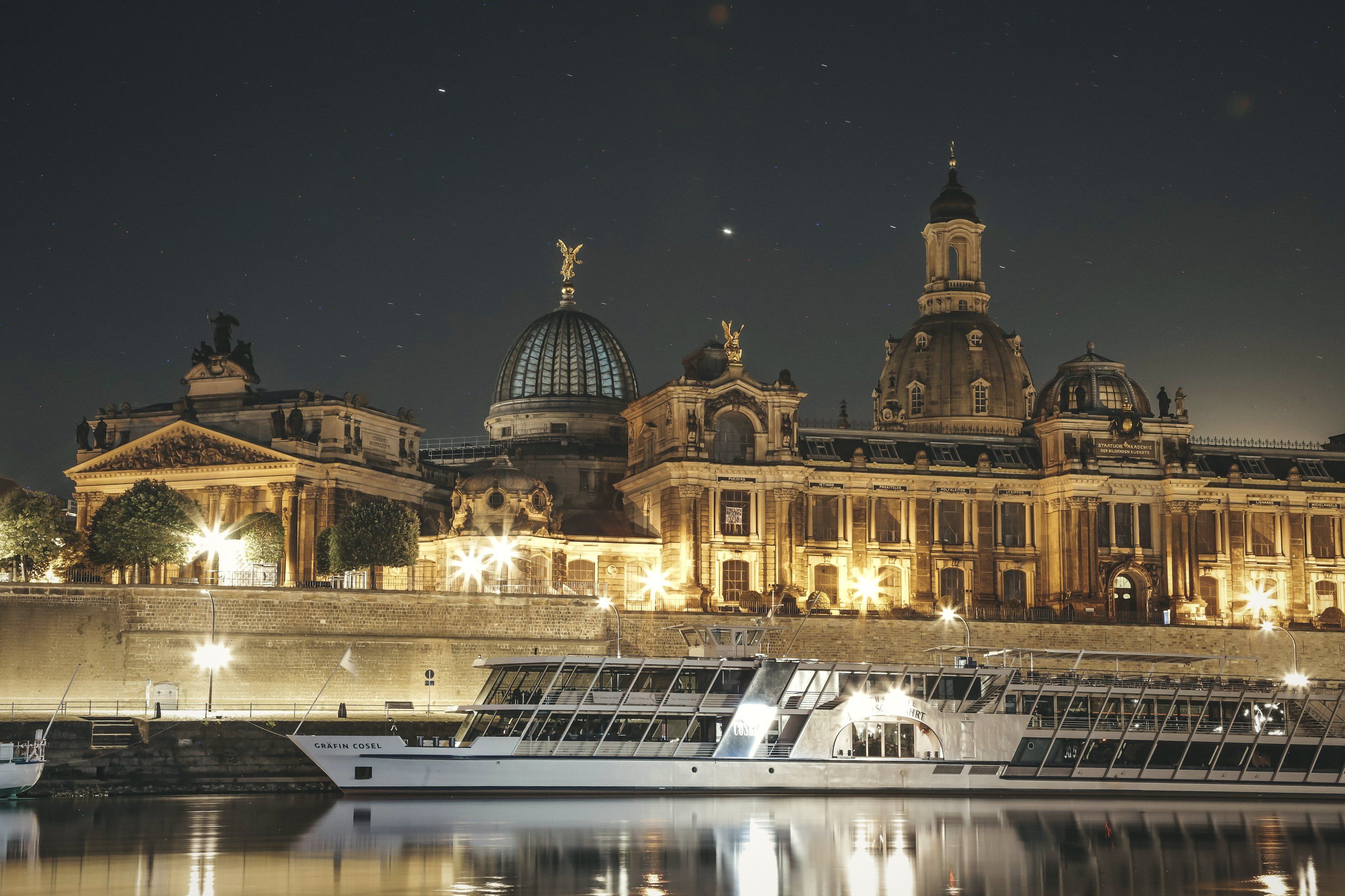 Brühlsche Terrasse und Kunstakademie in Dresden bei Nacht