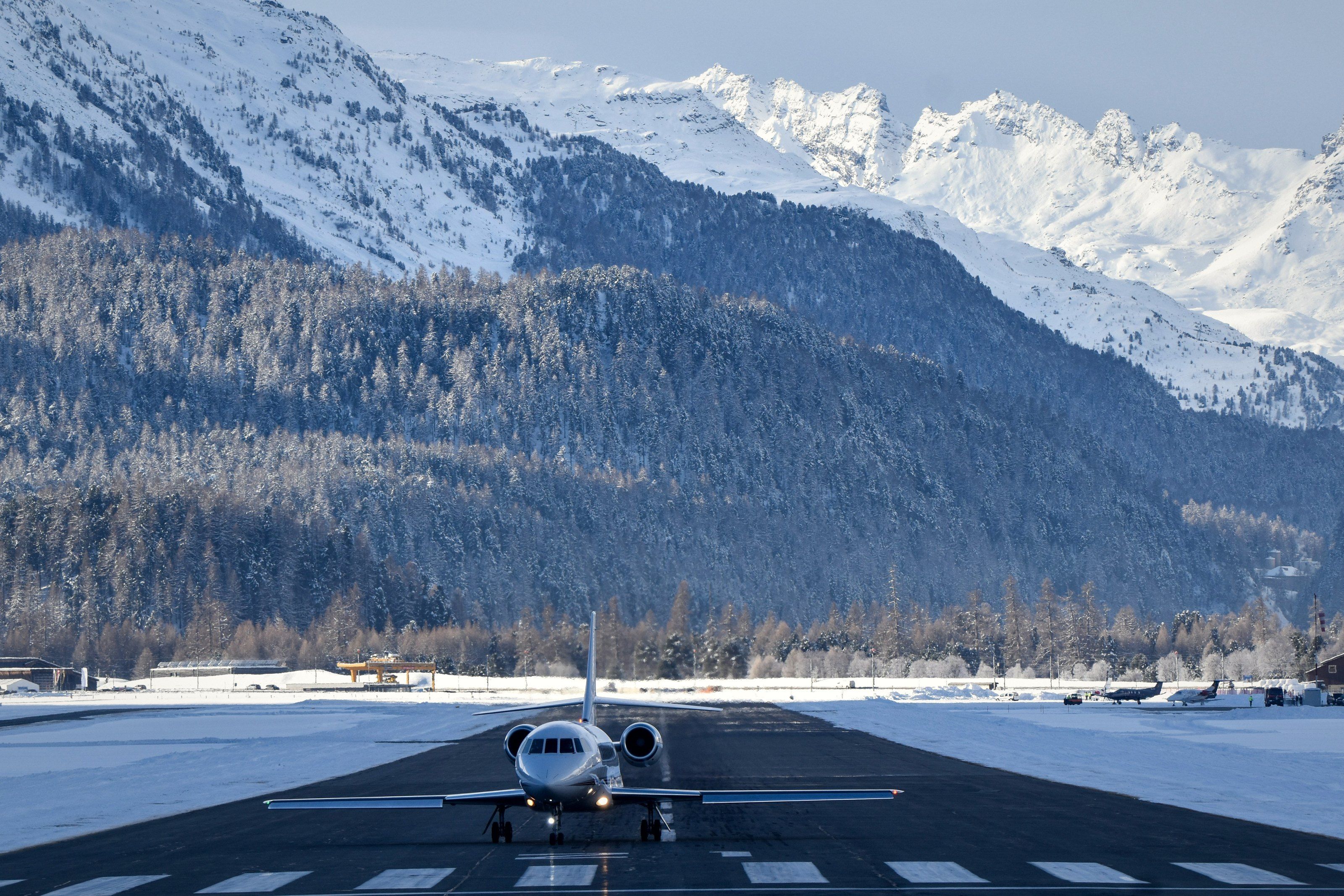 Geschäftsflugzeug auf einer Piste in den Alpen